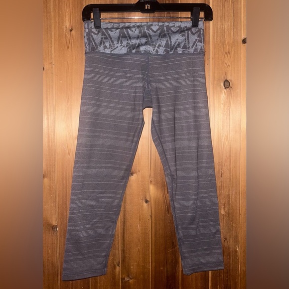 Vuori Cropped Gray Striped Leggings Size Small - Picture 1 of 4